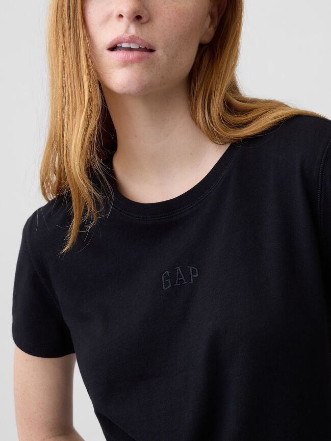تي شيرت من قطن 100% بقصة مصغّرة وشعار أصلي gap تي شيرت من قطن 100 بقصة مصغّرة وشعار أصلي