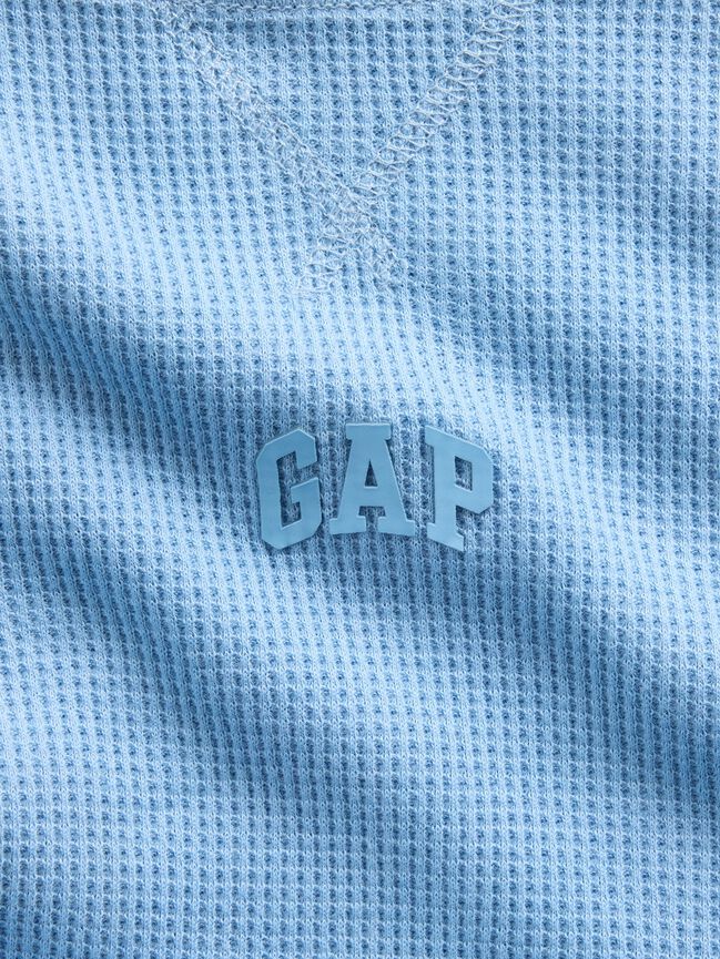 تي شيرت بنسيج وافل للأطفال بشعار Gap صغير تي شيرت بنسيج وافل للأطفال بشعار gap صغير