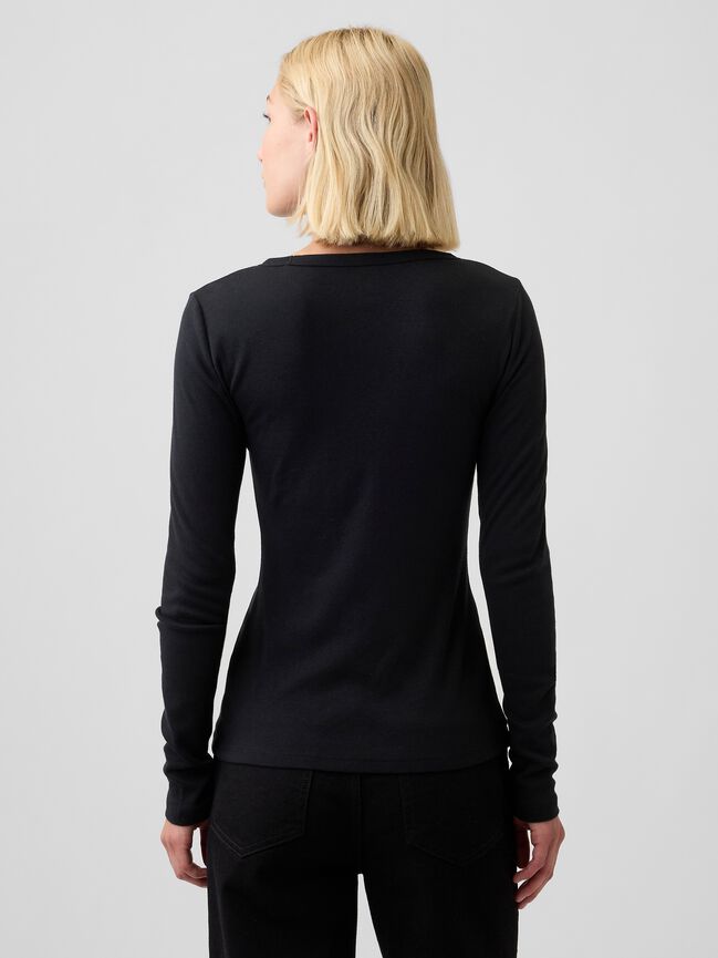 تي شيرت ياقة سبعة gap تي شيرت ياقة سبعة